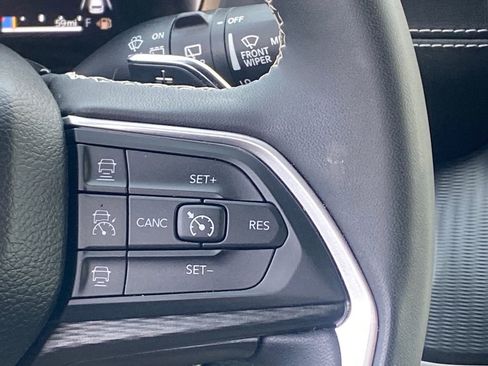 Used 2024 Jeep Grand Cherokee L Laredo image 32