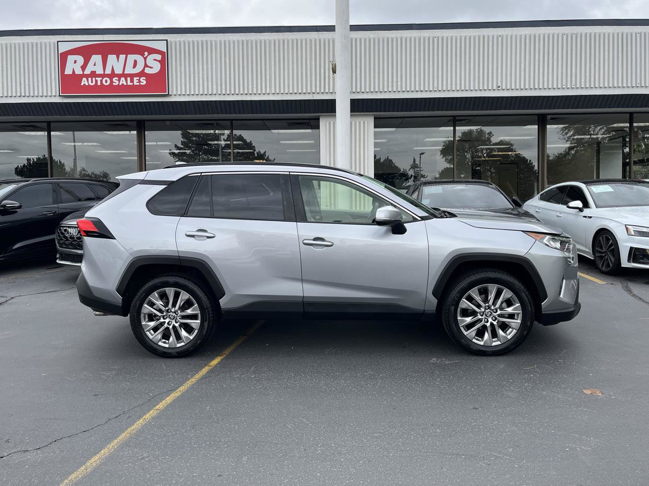 Used 2020 Toyota RAV4 XLE Premium AWD/4WD image 2