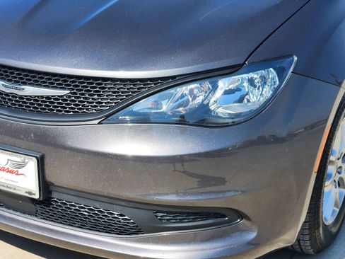 Used 2023 Chrysler Voyager LX image 9