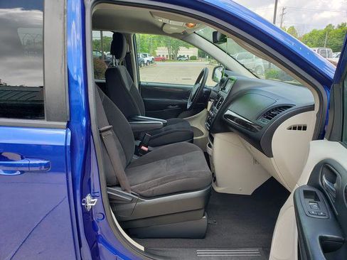 Used 2018 Dodge Grand Caravan SE w/ UConnect Hands-Free Group FWD image 16