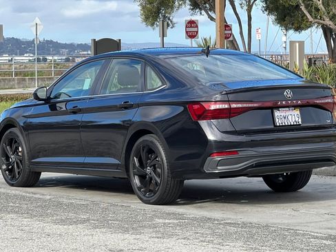 Certified 2025 Volkswagen Jetta SE image 6