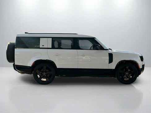 Used 2024 Land Rover Defender 130 X-Dynamic SE image 4