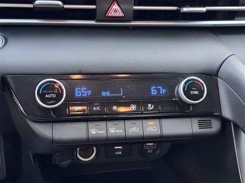 Used 2023 Hyundai Elantra SEL image 17