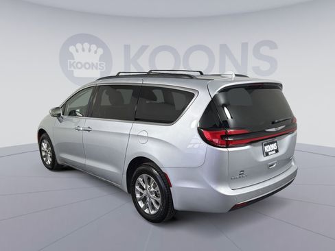 Used 2022 Chrysler Pacifica Touring-L image 4