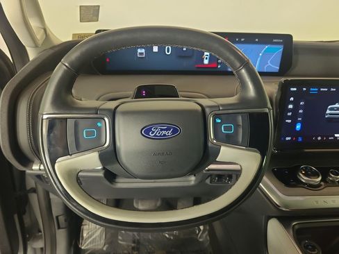 Used 2025 Ford Expedition Platinum w/ Driver's Package AWD/4WD image 12