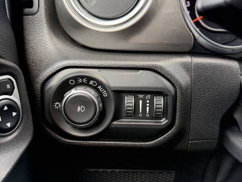 Used 2019 Jeep Wrangler Unlimited Sahara w/ Cold Weather Group AWD/4WD image 25