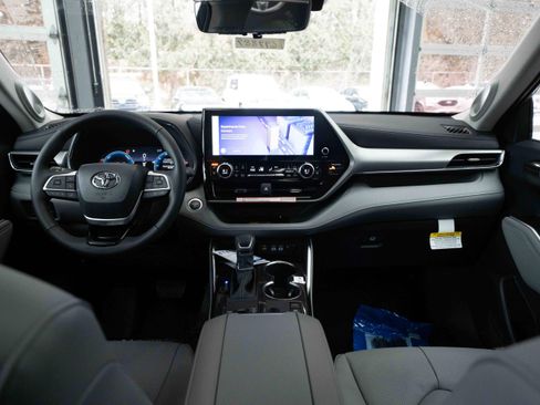 New 2026 Toyota Highlander Platinum image 20