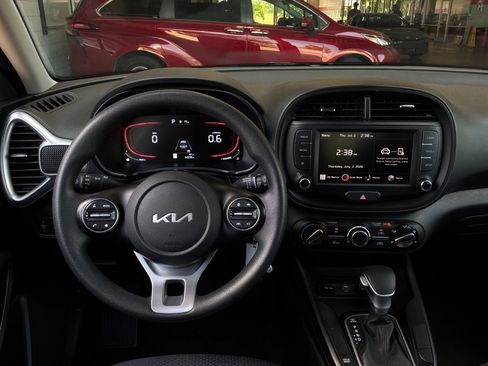 Used 2025 Kia Soul LX w/ LX Technology Package FWD image 12