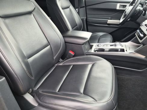 Used 2021 Ford Explorer XLT w/ Equipment Group 202A AWD/4WD image 18