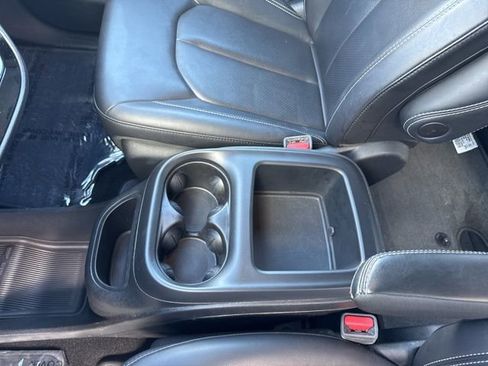 Used 2025 Chrysler Pacifica Select FWD image 27