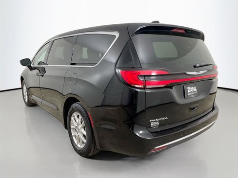Used 2024 Chrysler Pacifica Touring-L FWD image 10