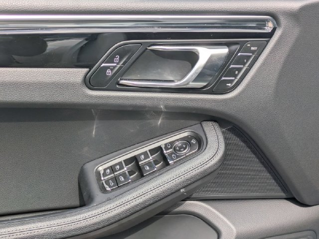 Used 2025 Porsche Macan AWD/4WD image 24