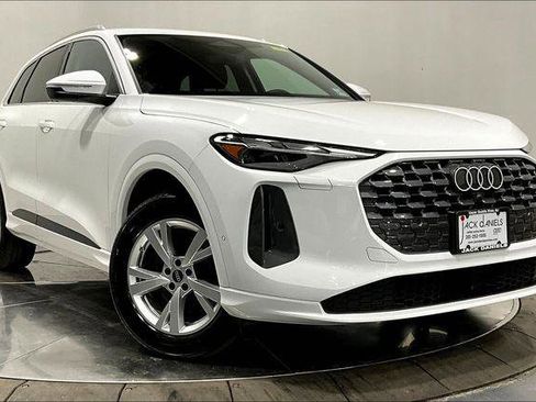 Certified 2025 Audi Q5 Premium w/ Convenience Package AWD/4WD image 10