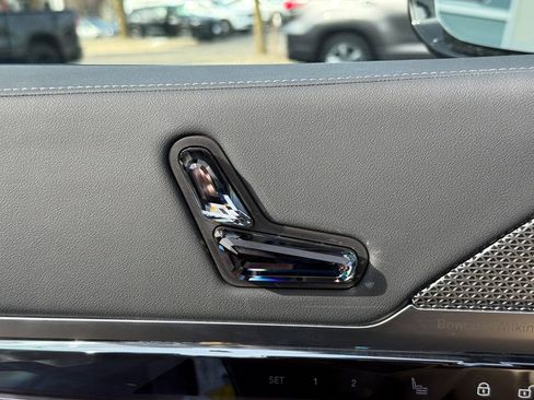 Used 2023 BMW 760i xDrive w/ Executive Package image 18