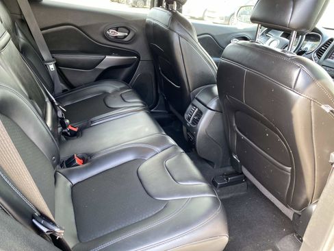 Used 2019 Jeep Cherokee Latitude Plus AWD/4WD image 18