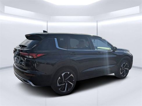 Used 2022 Mitsubishi Outlander SE image 3
