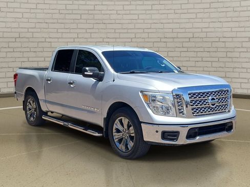 Used 2018 Nissan Titan SV w/ SV Convenience Package RWD image 3