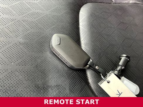 Used 2025 Kia Carnival EX FWD image 30