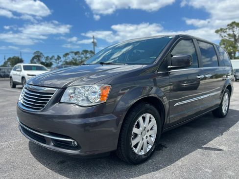 Used 2014 Chrysler Town & Country Touring w/ Driver Convenience Group FWD image 2