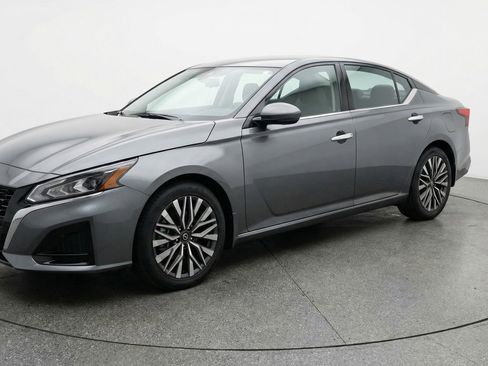 Used 2025 Nissan Altima 2.5 SV image 2