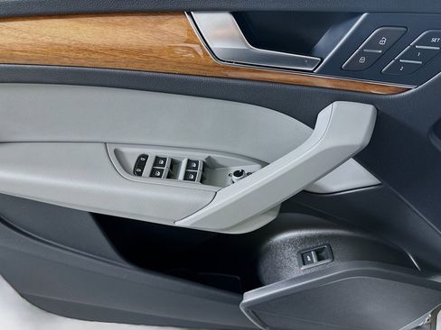 Used 2023 Audi Q5 Premium w/ Convenience Package image 21