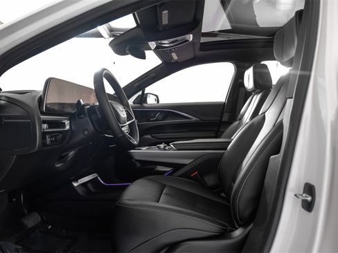 Used 2024 Cadillac Lyriq Luxury image 3