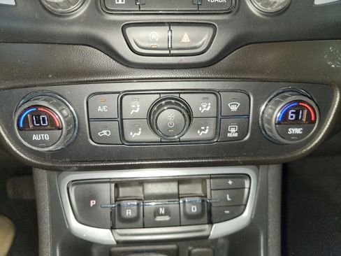 Used 2022 GMC Terrain SLT FWD image 21