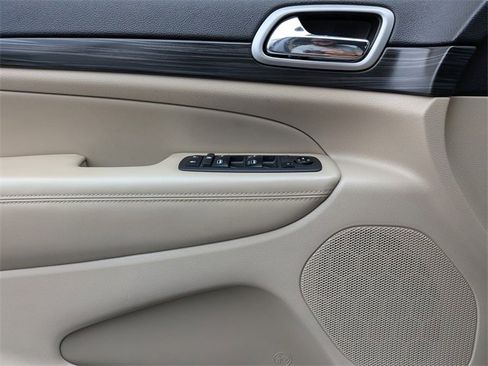 Used 2019 Jeep Grand Cherokee Laredo image 25