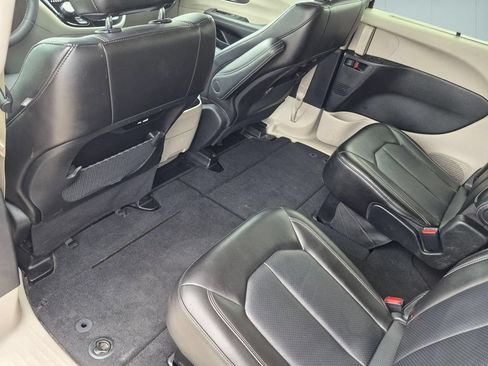 Used 2024 Chrysler Pacifica Touring-L FWD image 27