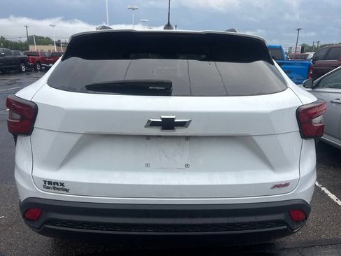 Used 2024 Chevrolet Trax RS w/ Sunroof Package FWD image 12