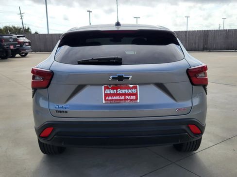 Used 2025 Chevrolet Trax RS w/ Sunroof Package image 4