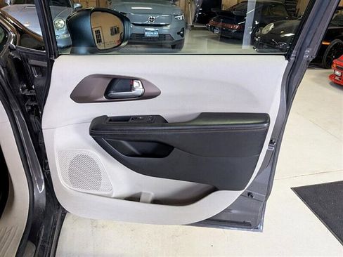 Used 2017 Chrysler Pacifica Touring w/ Tire & Wheel Group image 28