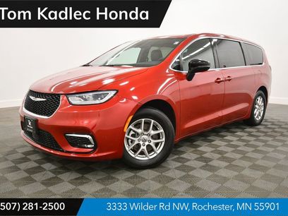 Used 2025 Chrysler Pacifica Select