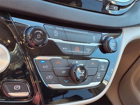 Used 2022 Chrysler Voyager LX image 7