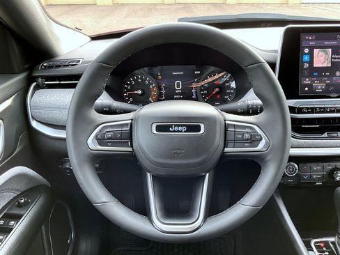 Used 2025 Jeep Compass Latitude w/ Sun & Sound Group AWD/4WD image 12
