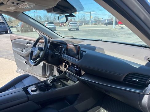 Used 2022 Nissan Rogue SV w/ SV Premium Package image 32