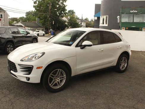 Used 2018 Porsche Macan w/ Premium Package Plus AWD/4WD image 12