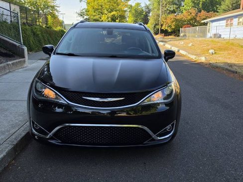 Used 2018 Chrysler Pacifica Touring-L FWD image 2