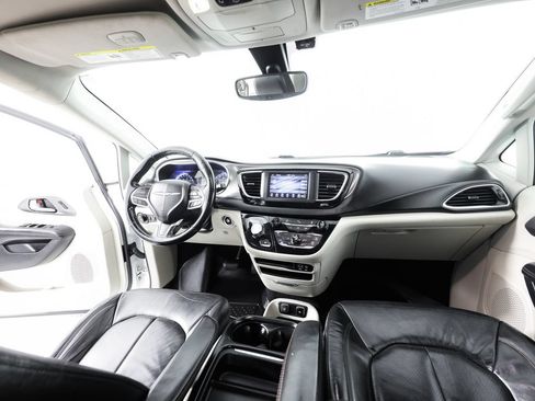 Used 2020 Chrysler Pacifica Touring-L FWD image 19