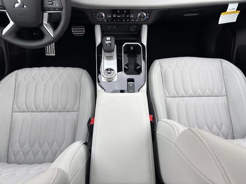 Used 2025 Mitsubishi Outlander AWD image 19