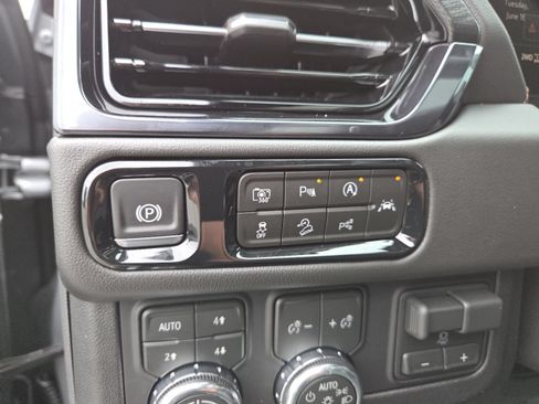 New 2026 GMC Yukon XL AT4 w/ AT4 Premium Plus Package AWD/4WD image 12
