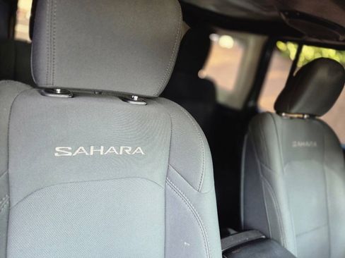 Used 2018 Jeep Wrangler Unlimited Sahara AWD/4WD image 15