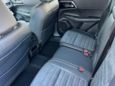 New 2025 Mitsubishi Outlander SE image 13