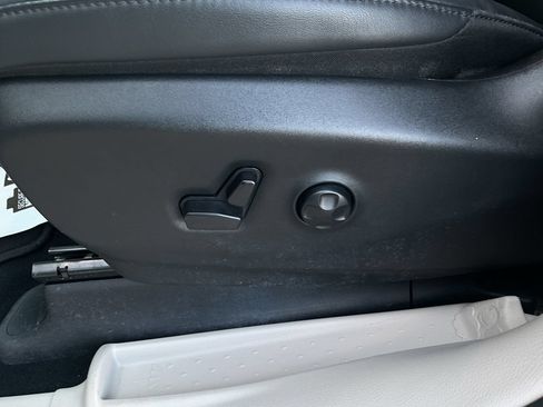 Used 2024 Chrysler Pacifica Touring-L FWD image 9