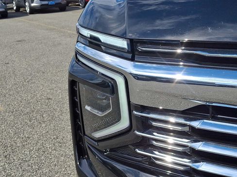 Used 2025 Chevrolet Suburban Premier AWD/4WD image 9