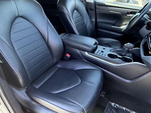 Certified 2024 Toyota Highlander XLE FWD image 10