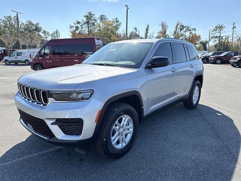 New 2025 Jeep Grand Cherokee Laredo image 7