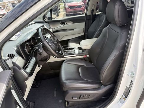 Used 2023 Kia Carnival LX FWD image 13