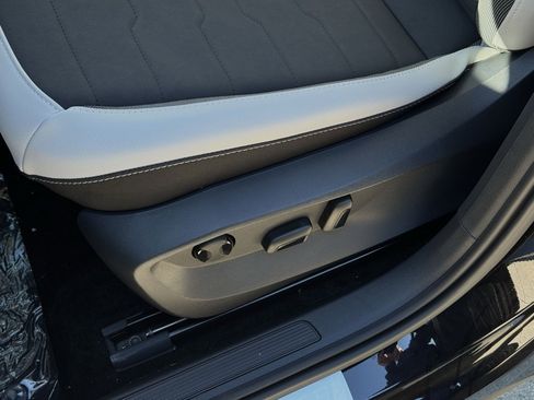 New 2025 Volkswagen Taos SE image 19