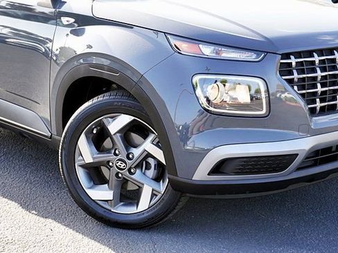 Certified 2025 Hyundai Venue SEL FWD image 4